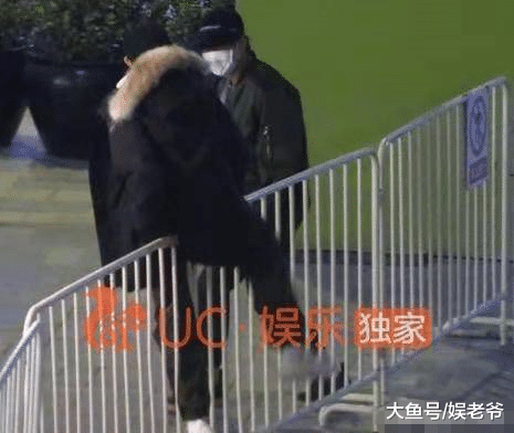明星做啥都被夸? 王源魏大勋公众场合翻越栏杆都被人夸好可爱?
