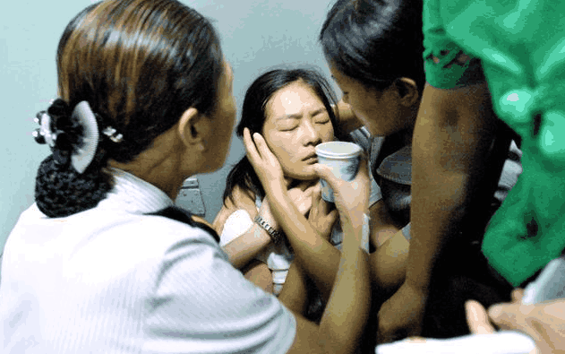 产妇生下宝宝3周后突发死亡, 医生的话叫父亲抽了儿子七个大耳光