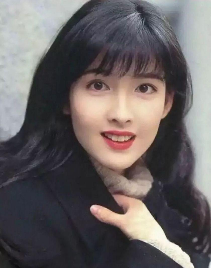 五十一岁的周慧敏, 双腿笔直雪白冻龄如少女, 网友: 这是怎么做到的?