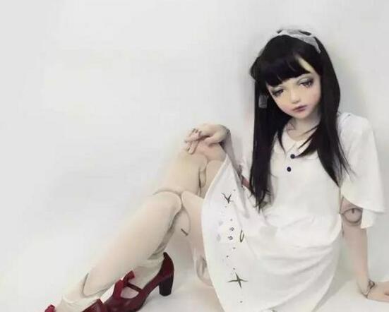 女子和洋娃娃一模一样, 成为世界上第一个洋娃娃时装模特