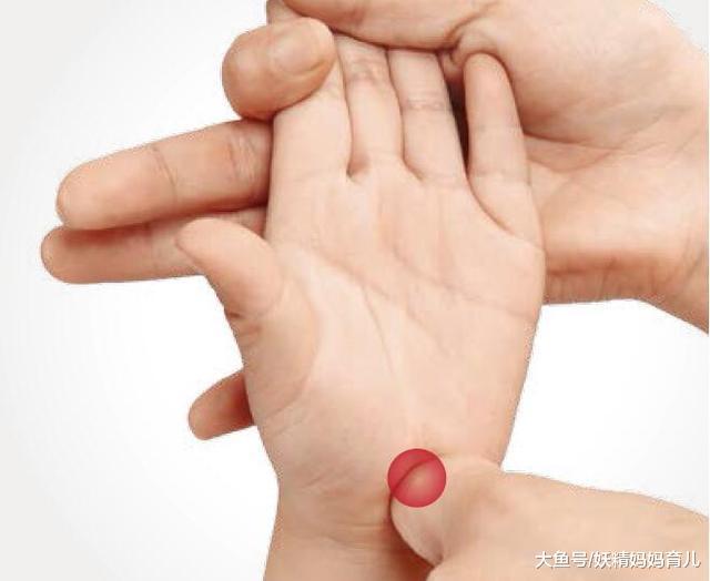 宝宝晚上哭闹不止怎么办? 妈妈9大穴位巧按摩, 缓解夜啼有奇效