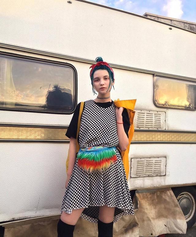 18岁网红少女, 她的发型一星期换一次!