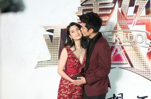 张丹峰晒与大10岁老婆游玩照, 却与同行女经纪人带情侣表?