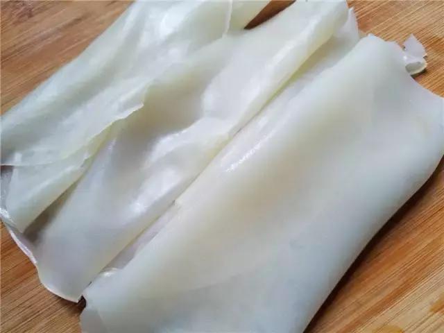 小心的将面皮揭下来,一张凉皮就做好了,用同样的方法做好剩余的凉皮