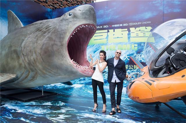 李冰冰称想减肥来拍戏 斯坦森再次拖鞋造型亮相