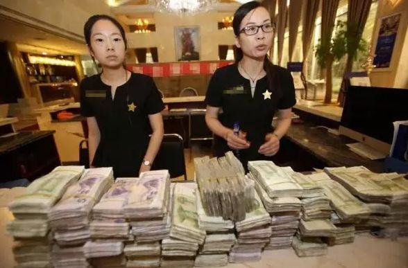 一对农村老夫妻背着一大米袋去买房, 售房工作人员看后哑口无言