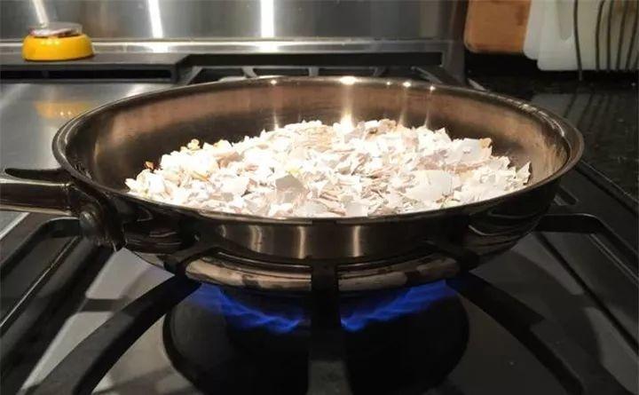 盆里戳洞埋点它, 叶子锃光瓦亮, 开花刹不住闸!