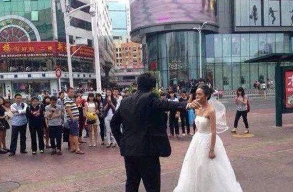 女子为了给新郎一个惊喜把自己打扮成这样, 结果新郎来后尴尬了
