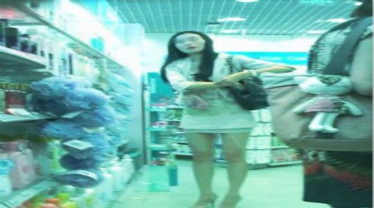 女子付账后欲离开却被保安拦下, 店员拿出监控后, 女子羞愧低头!