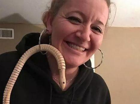 美国女子不慎被蛇穿过耳洞, 卡在耳朵动弹不得, 被送往医院求助!