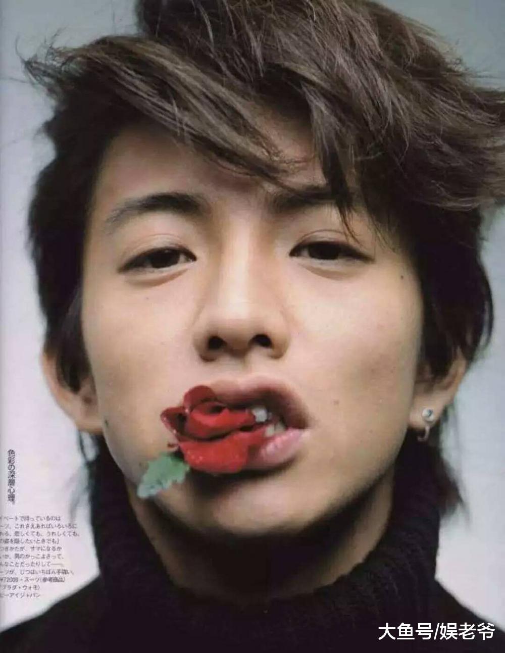 还在纠结易烊千玺蔡泽坤谁的吃花照最帅? 其实都比不过他!