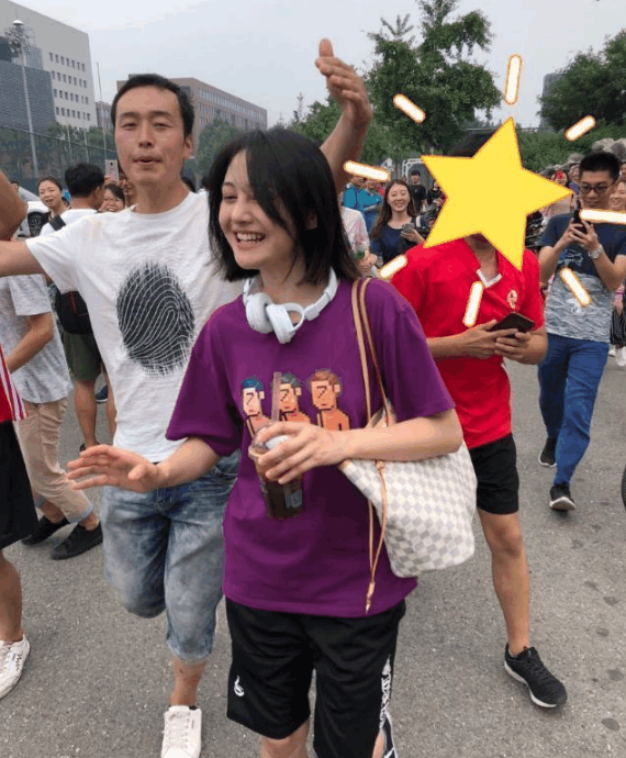 郑爽素颜现身北京某大学, 疑似拍摄新剧, 全程笑容灿烂引学生围观