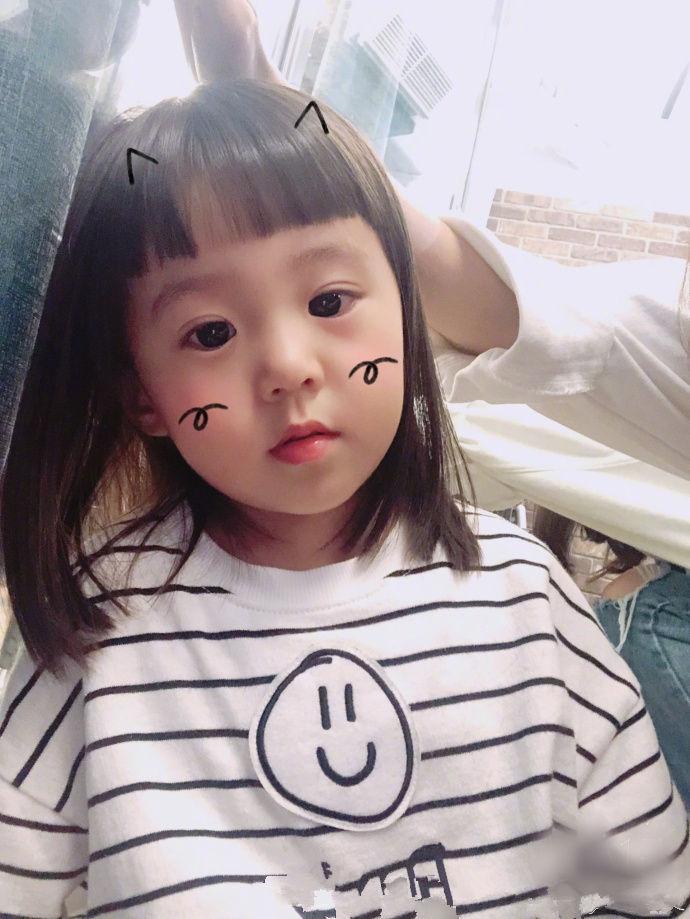 贾静雯怀抱女儿搞怪合照 咘咘新造型扮鬼脸刘海超萌
