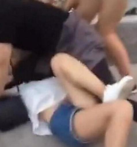 17岁第三者大街上被人抓住, 原配拿出黑色圆棍, 路人直呼: 当街这样过分了!