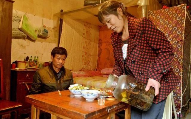 七旬老伯自制“药酒”, 喝完后直接进医院! 医生: 这病要注意