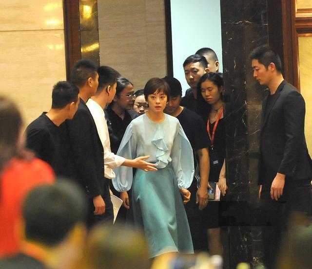 孙俪穿水袖衫半身裙现身会场, 素颜的她颜值秒杀周围的女士们