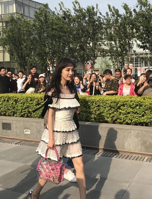 杨幂空气刘海照片曝光 继范冰冰刘诗诗之后也爱上这款网红发型?