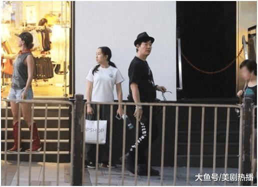 52岁任贤齐携家人出街被拍! 发福严重, 大肚腩像怀胎9个月!