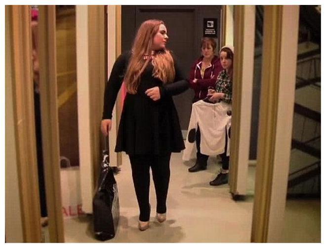 为了满足女儿的奢侈要求, 英国母亲做三份工作维持生活