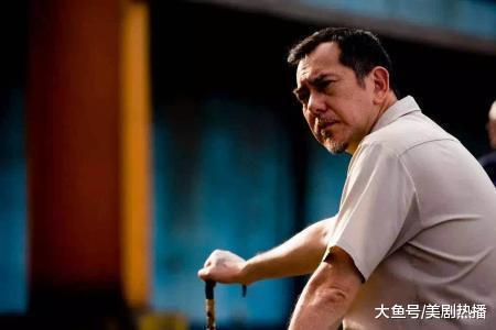 黄秋生刚找到亲生父亲, 而今又公开承认私生子, 为何获网友称赞?