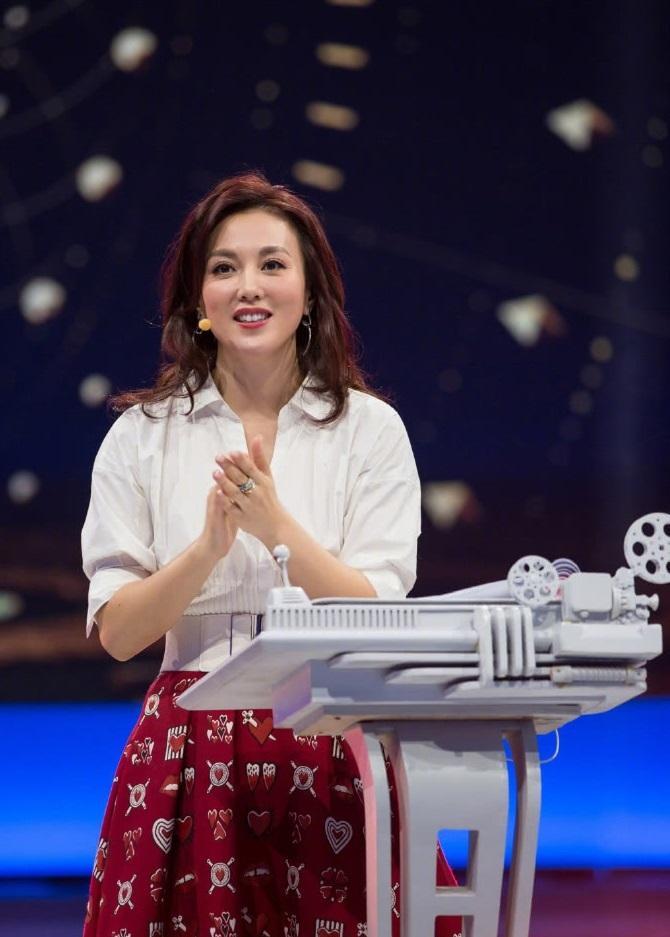 她是央视美女主持人, 以“零失误”著称, 嫁神秘富豪老公让人羡慕