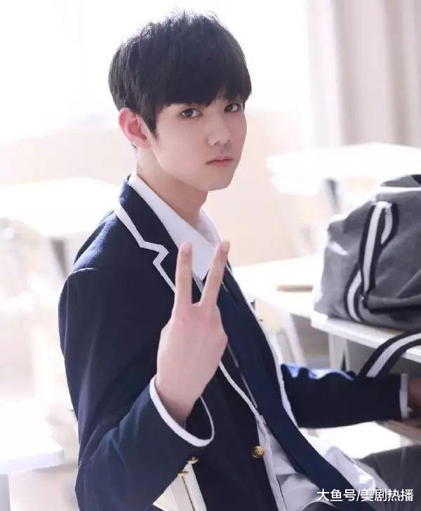 TF家族14岁练习生私联粉丝, 欠钱不还恋爱被扒, 现在偶像没红就飘?