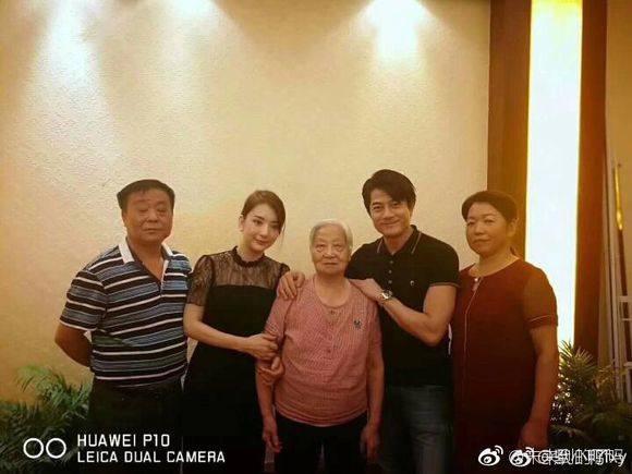 郭富城回方媛老家办满月酒: 县长前来捧场, 还遭女儿偷袭胸肌!