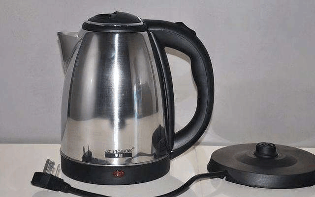 电热壶都在用, 这4种错误不要犯, “烧水”安全还干净!