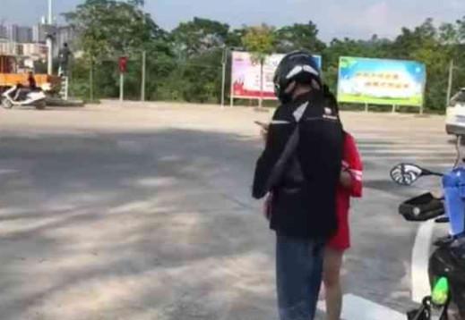 90后小伙在路口等红绿灯, 16岁女孩上前一把“抱住他”, 随后的一幕众人都傻眼了!