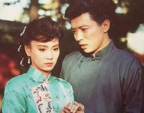 他曾是当红琼瑶小生, 两任老婆都是空姐, 晚年却只与藏獒相伴