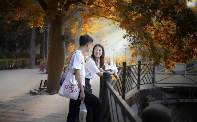 女人想和你在一起, 才会对你有的四个表现, 你错过了几个?