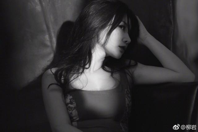 柳岩微博发布性感美图 眼神魅惑事业线半遮半露