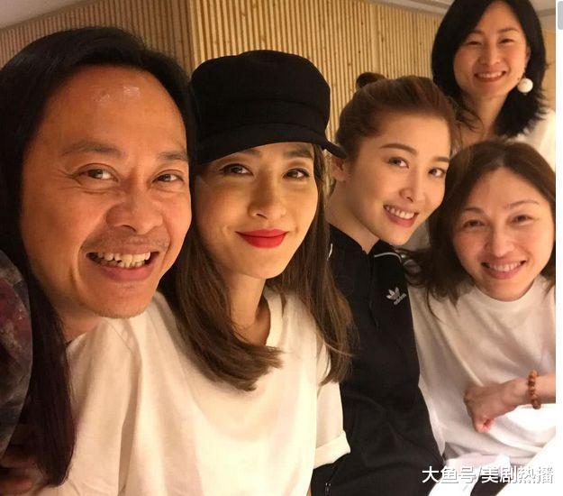 张智霖夫妇与古巨基等好友聚餐, 席间玩这个! 网友: “尺度”太大