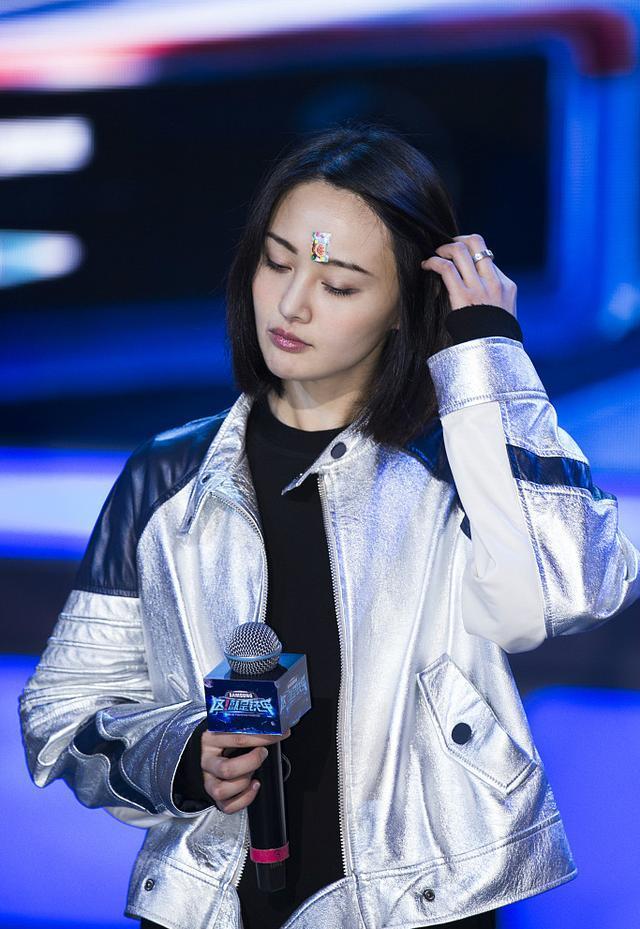 郑爽清爽短发衬托少女气息 烟熏妆扮酷大胆玩突破