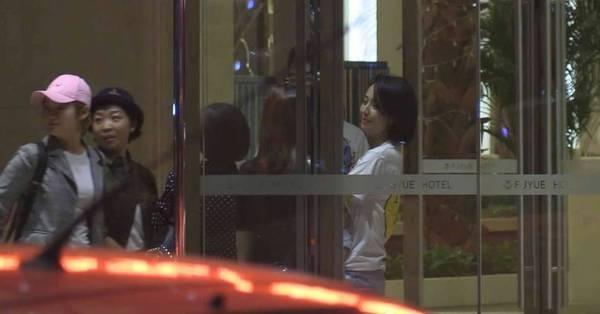 佟丽娅儿子正脸首曝光 探班妈妈可爱呆萌超贴心