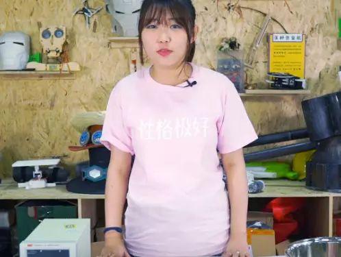 女子用黄鳝做实验, 50万伏电压点击黄鳝, 就为看黄鳝死前的反应