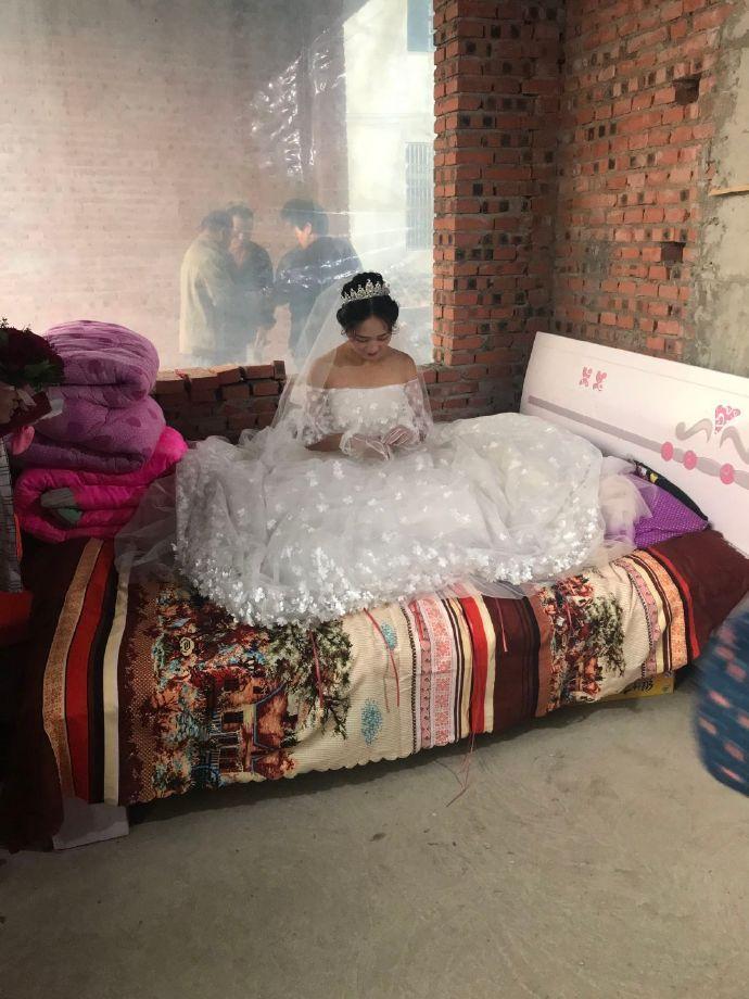 家徒四壁，一贫如洗。这是嫁给爱