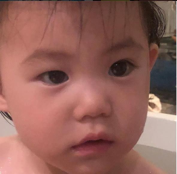 陈冠希深夜晒女儿可爱萌照, 笑称: 你太可爱, 这个世界不适合你