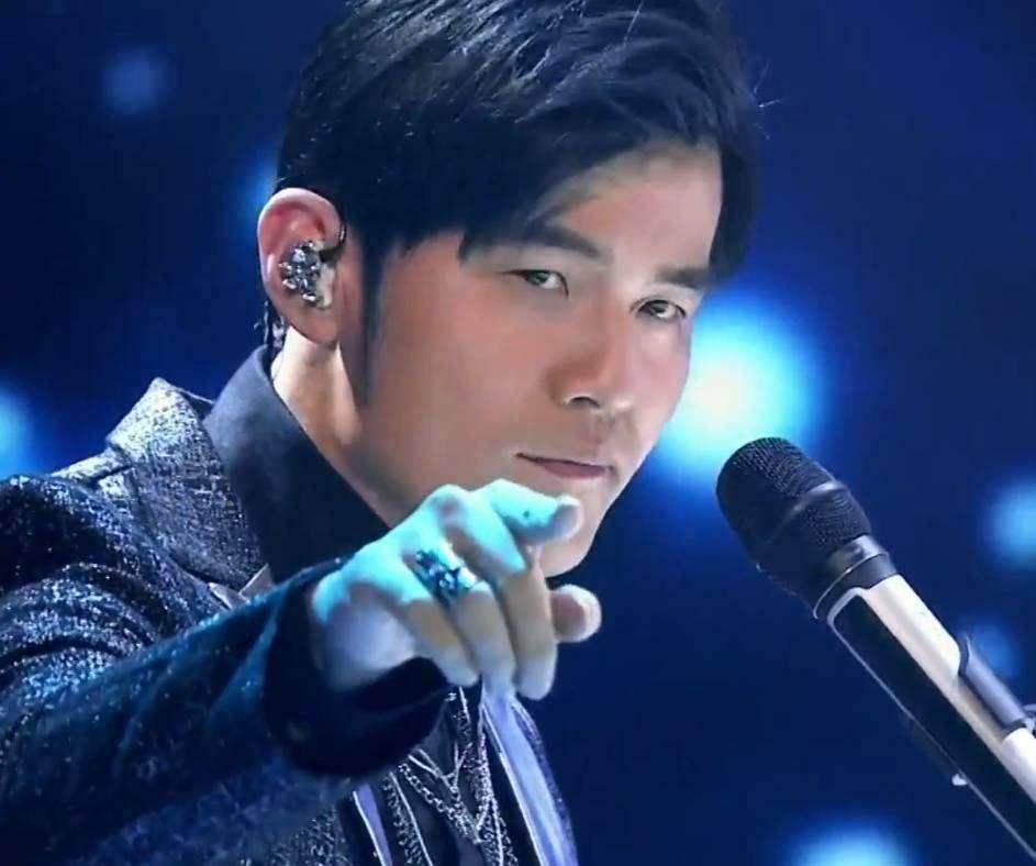 周杰伦男粉丝演唱会求婚感性告白 女友神回复让所有人当场傻眼
