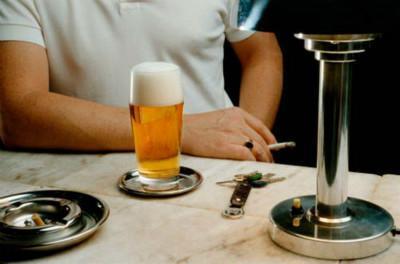 医生提醒: 4种喝酒方式最伤身, 尽早改掉! 谨记3部走, 为肝胃护航