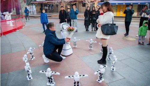 男子借助机器人求婚失败, 众人得知原因后纷纷谴责女子!