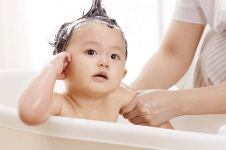 宝宝为什么爱盯着别人吃东西? 原来答案在这里, 你家宝宝中了没