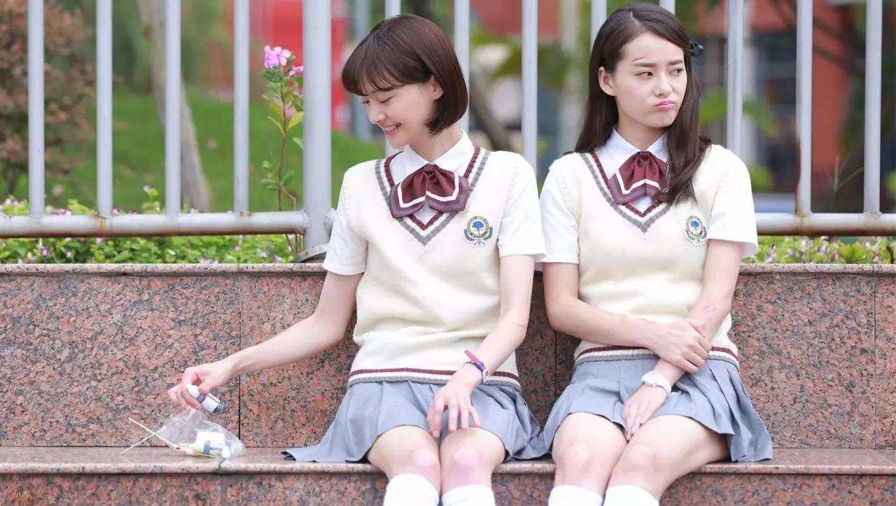 郑爽和关晓彤同穿校服短裙, 网友称光看腿就赢了