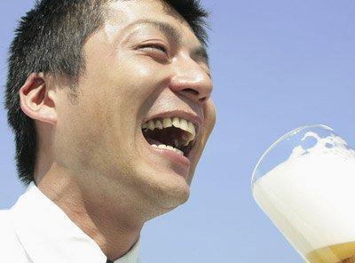 医生提醒: 4种喝酒方式最伤身, 尽早改掉! 谨记3部走, 为肝胃护航