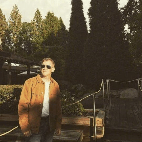 昆凌晒和老爸一起用餐照, 网友: 这爸爸太年轻了吧