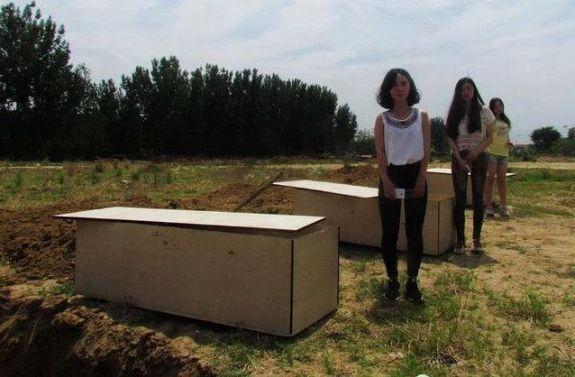 女孩为了寻找刺激, 就去野外体验活埋, 结果却让人哭笑不得