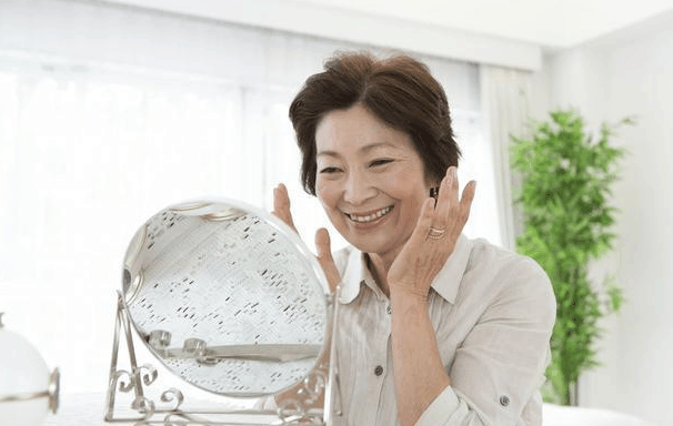 每天清晨, 对舌头做1事! 可降血压、防脑梗, 到老不痴呆!