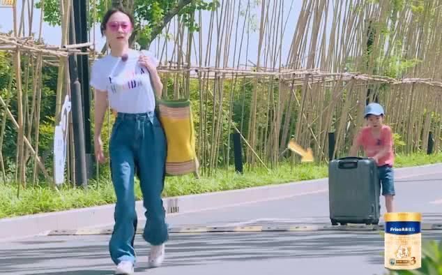 嗯哼搬行李碰到路障, 霍思燕却视而不见, 她的做法值得家长们借鉴