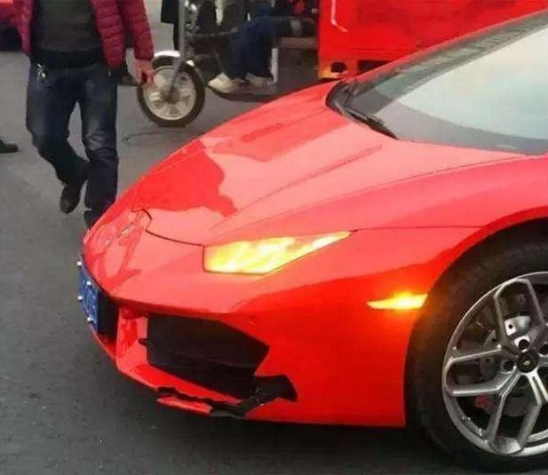 街头一妇女骑车与兰博基尼碰撞, 车上下来一个年轻美女