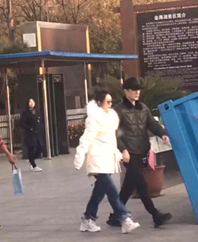 赵丽颖和冯绍峰低调现身风景区被偶遇, 网友: 赵丽颖的肚子有点大